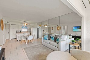 TV, table football - Prime Marco Island Condo Close to the Beach (Marco Island)