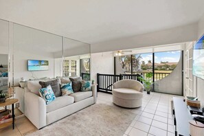 TV, table football - Prime Marco Island Condo Close to the Beach (Marco Island)