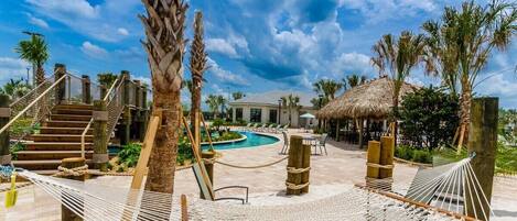 Utendørsbasseng og et oppvarmet basseng