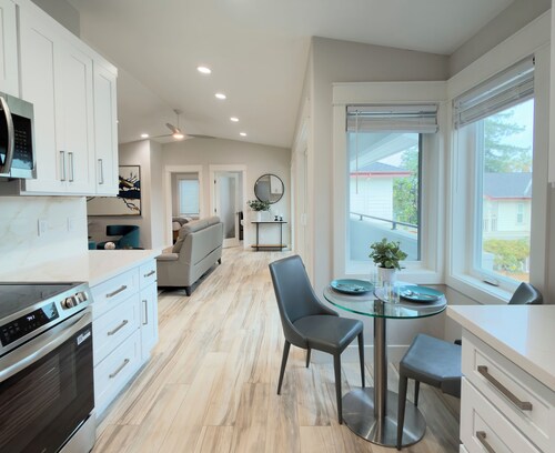 Spacious & Bright Apartment: Cozy, New & Steps to Everything