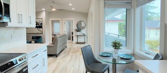 Spacious & Bright Apartment: Cozy, New & Steps to Everything