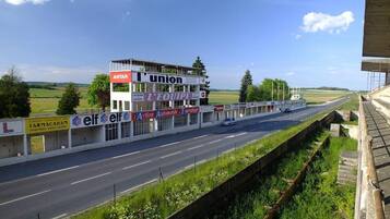Un viadotto autostradale con diversi cartelloni pubblicitari, tra cui 'ANTAR', 'union' e 'elf'.
