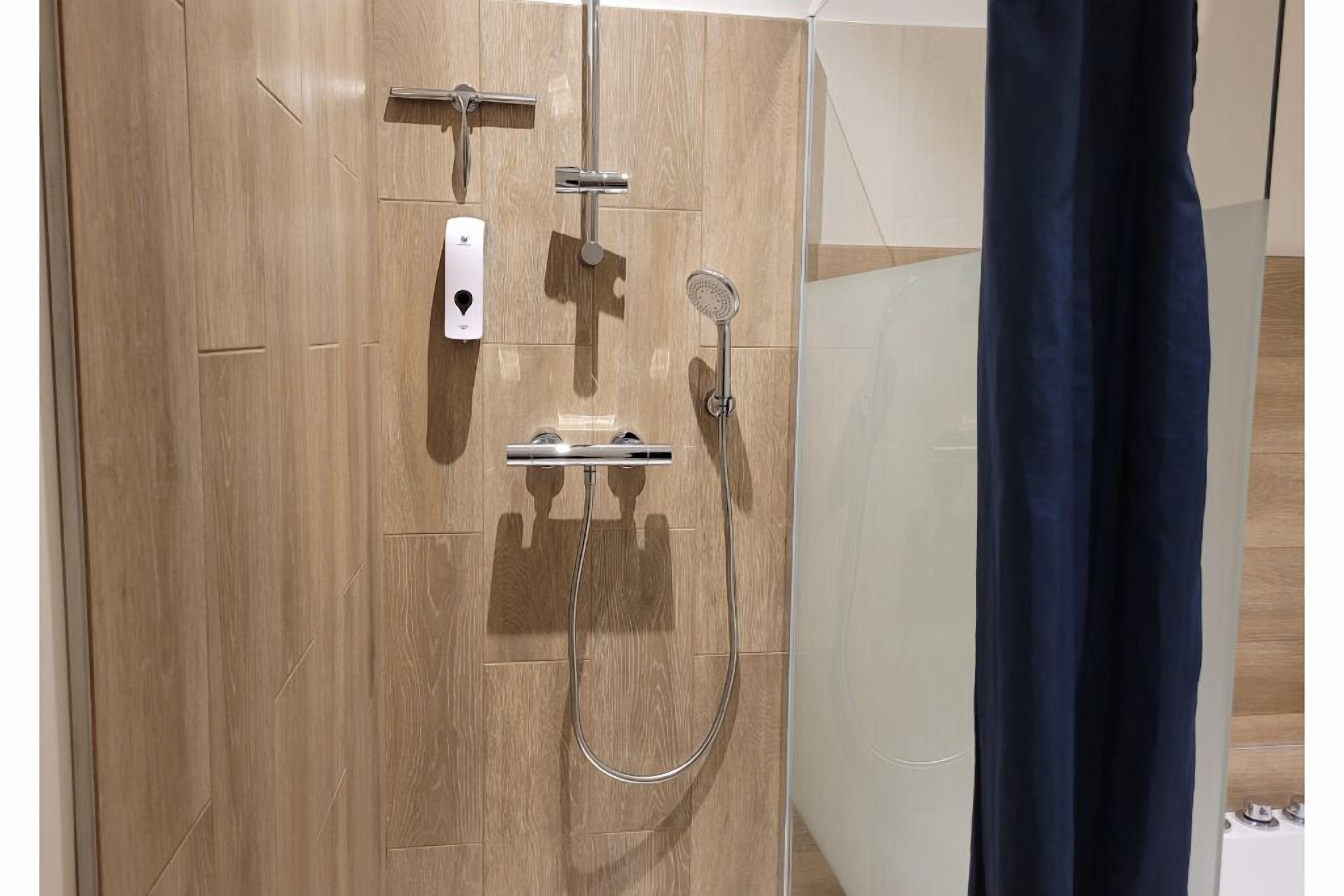 Een bubbelbad, een haardroger, zeep, toiletpapier
