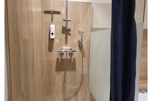Bañera de hidromasaje, secador de pelo, jabón y papel higiénico