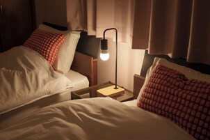 Cortinas blackout, tabla de planchar con plancha y wifi gratis 