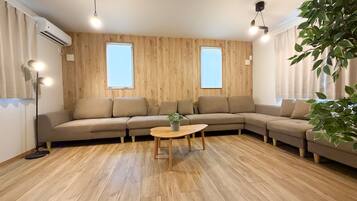 Family Condo, 5 Bedrooms, Non Smoking, Private Bathroom | Living area | Flat-screen TV