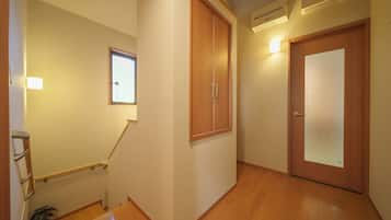 Familie appartement, 5 slaapkamers, niet-roken, privébadkamer | Verduisterende gordijnen, een strijkplank/strijkijzer, gratis wifi