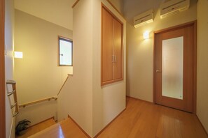 Familie appartement, 5 slaapkamers, niet-roken, privébadkamer | Verduisterende gordijnen, een strijkplank/strijkijzer, gratis wifi