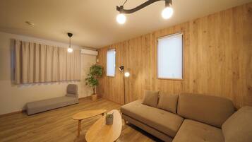 Family Condo, 5 Bedrooms, Non Smoking, Private Bathroom | Living area | Flat-screen TV