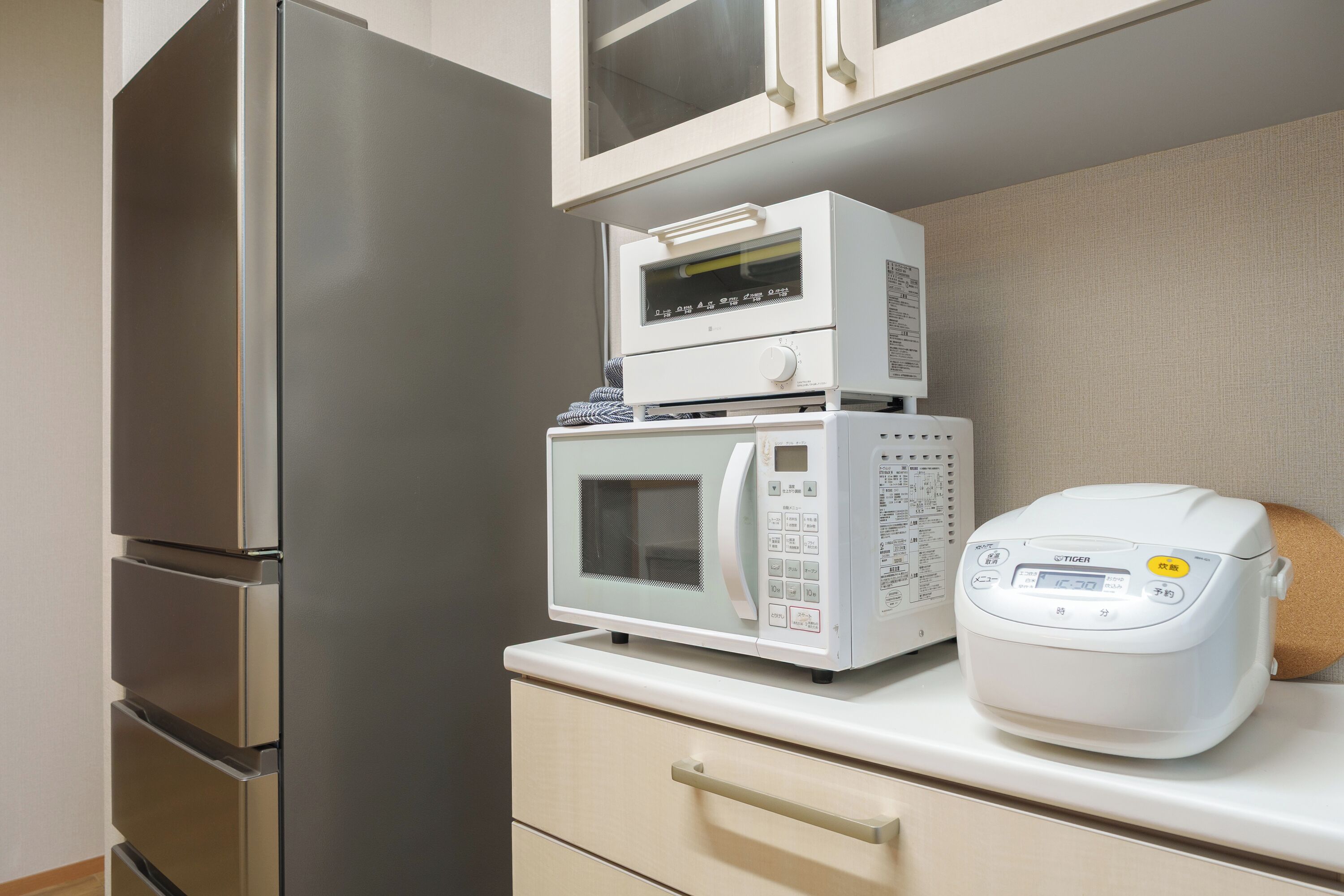 Familie appartement, 5 slaapkamers, niet-roken, privébadkamer | Privékeuken | Een magnetron, een kookplaat, kookgerei, borden en bestek