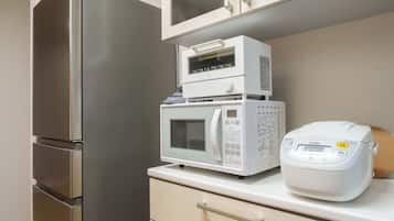 Familie appartement, 5 slaapkamers, niet-roken, privébadkamer | Privékeuken | Een magnetron, een kookplaat, kookgerei, borden en bestek