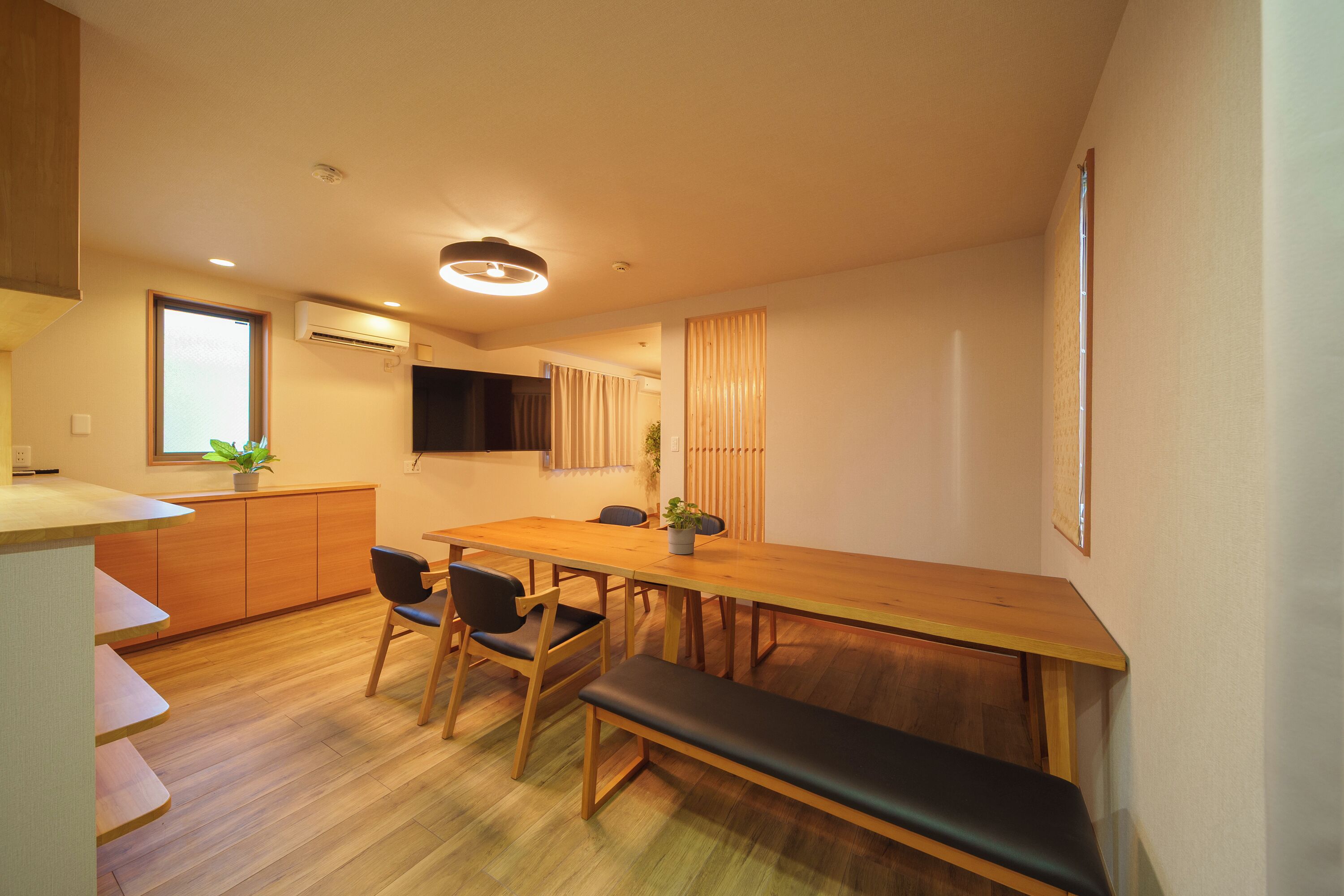 Family Condo, 5 Bedrooms, Non Smoking, Private Bathroom | In-room dining