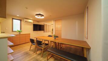 Family Condo, 5 Bedrooms, Non Smoking, Private Bathroom | In-room dining