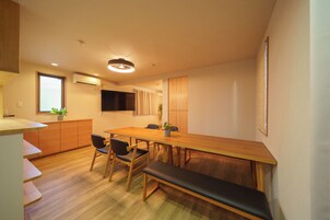 Apartamento familiar, 5 habitaciones, no fumadores, baño privado | Servicio de comidas en la habitación