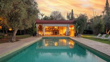 2 outdoor pools