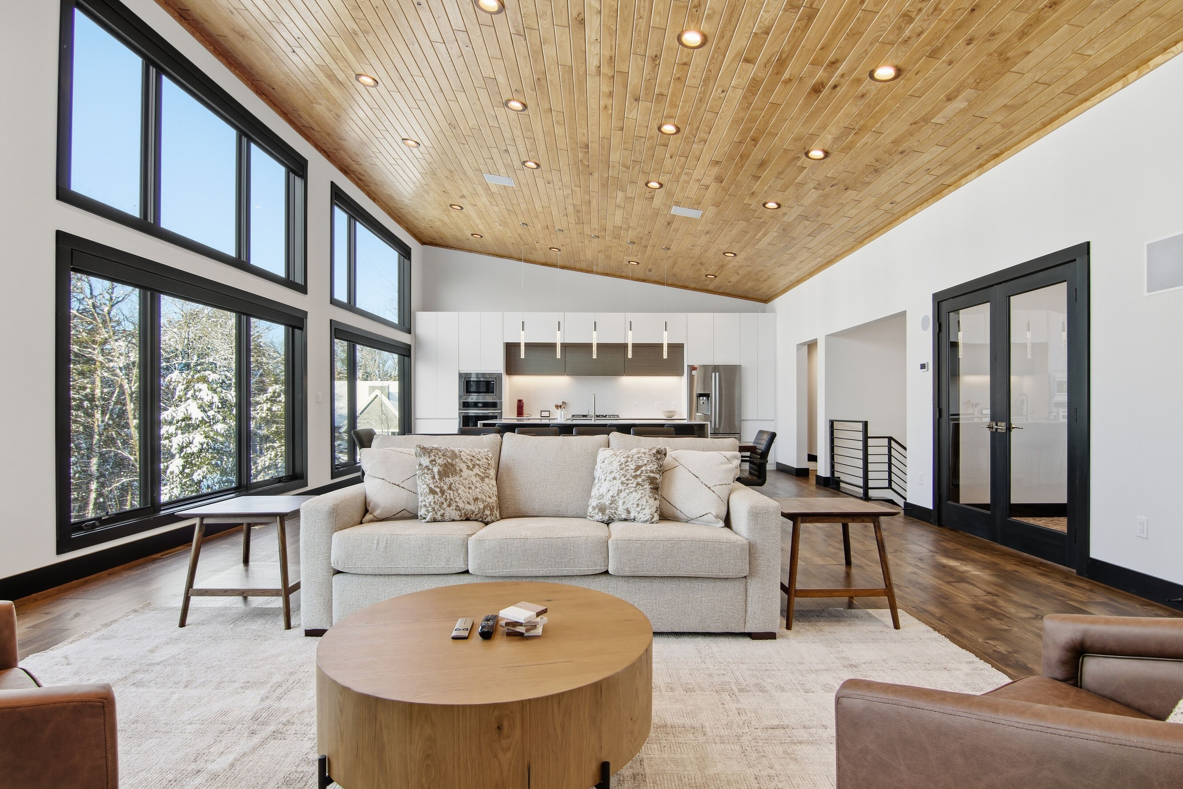 Televisión y chimenea 