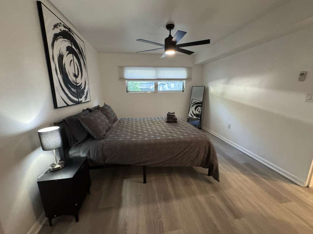 办公桌、熨斗/熨衣板、WiFi、床单