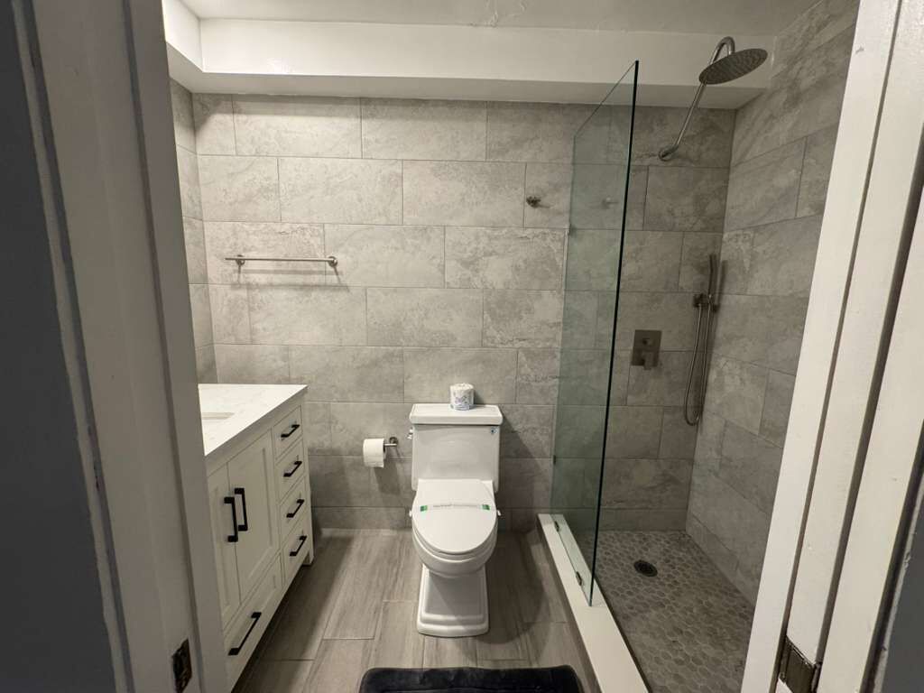 Douche, séchoir à cheveux, serviettes fournies
