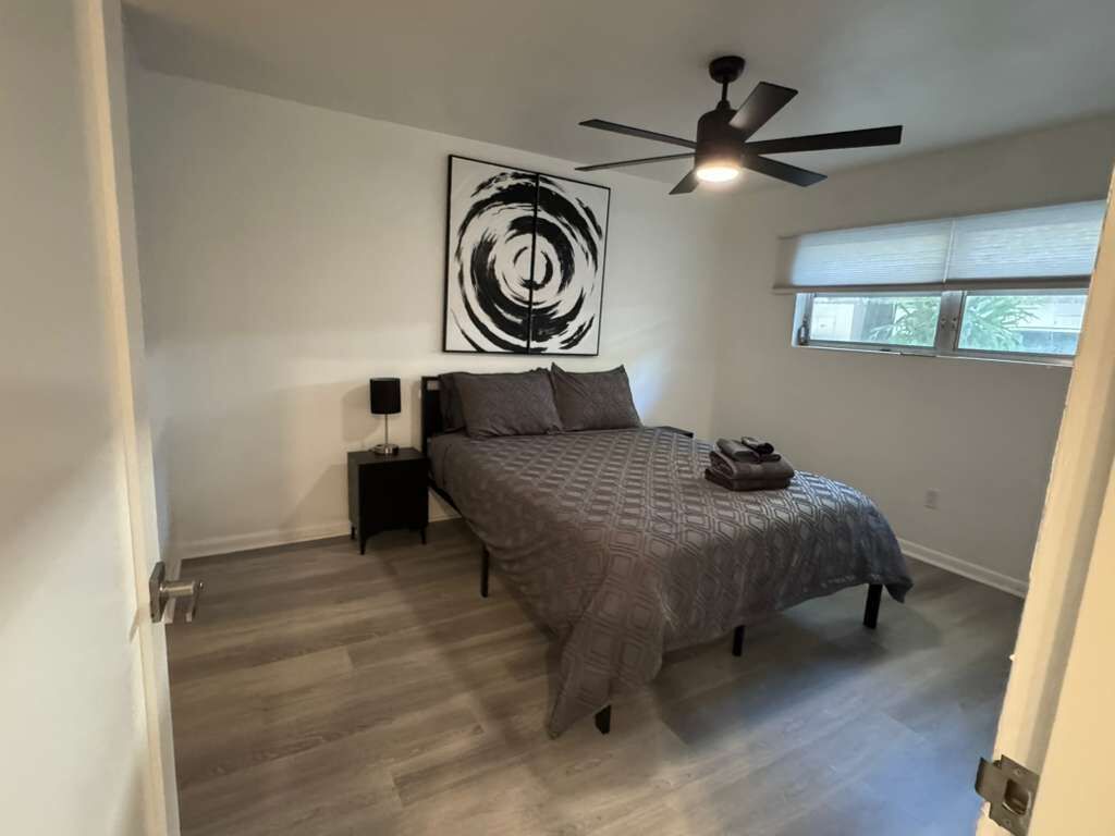 Desk, iron/ironing board, WiFi, bed sheets