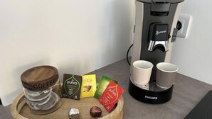 A coffee maker, two cups, a wooden tray with coffee beans, and packets of coffee. - L'Atelier des rêves, air-conditioned, Dijon center (Dijon)