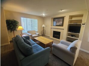 Living area - Cozy 2-bedroom condo in Winter Wonderland-- beautiful Dillon, CO (Dillon)