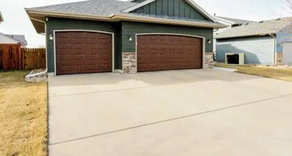 Perfect 2-bedroom house with AC in soothing Sioux Falls. living area and kitchen