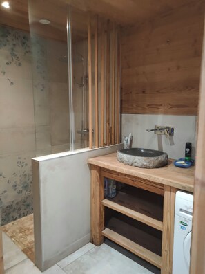 Shower, hair dryer, towels, soap - Chalet les étoiles des Alpes close to ski resorts (Saint-Jean-d'Aulps)