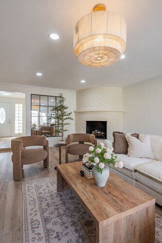 Luxury 5BR - Sleeps 14 - King Suites - Swimming Pool - Minigolf - 5min Chinatown