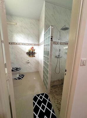 Banyera d'hidromassatge, assecador de cabells, tovalloles i sabó 