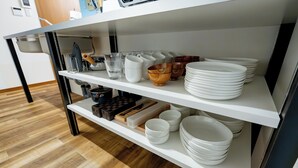 Leilighet – comfort, 4 soverom, ikke-røyk | Eget kjøkken | Kjøleskap, mikrobølgeovn, kokeplater og kjøkkenutstyr