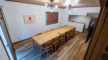 Comfort Condo, 4 Bedrooms, Non Smoking | In-room dining