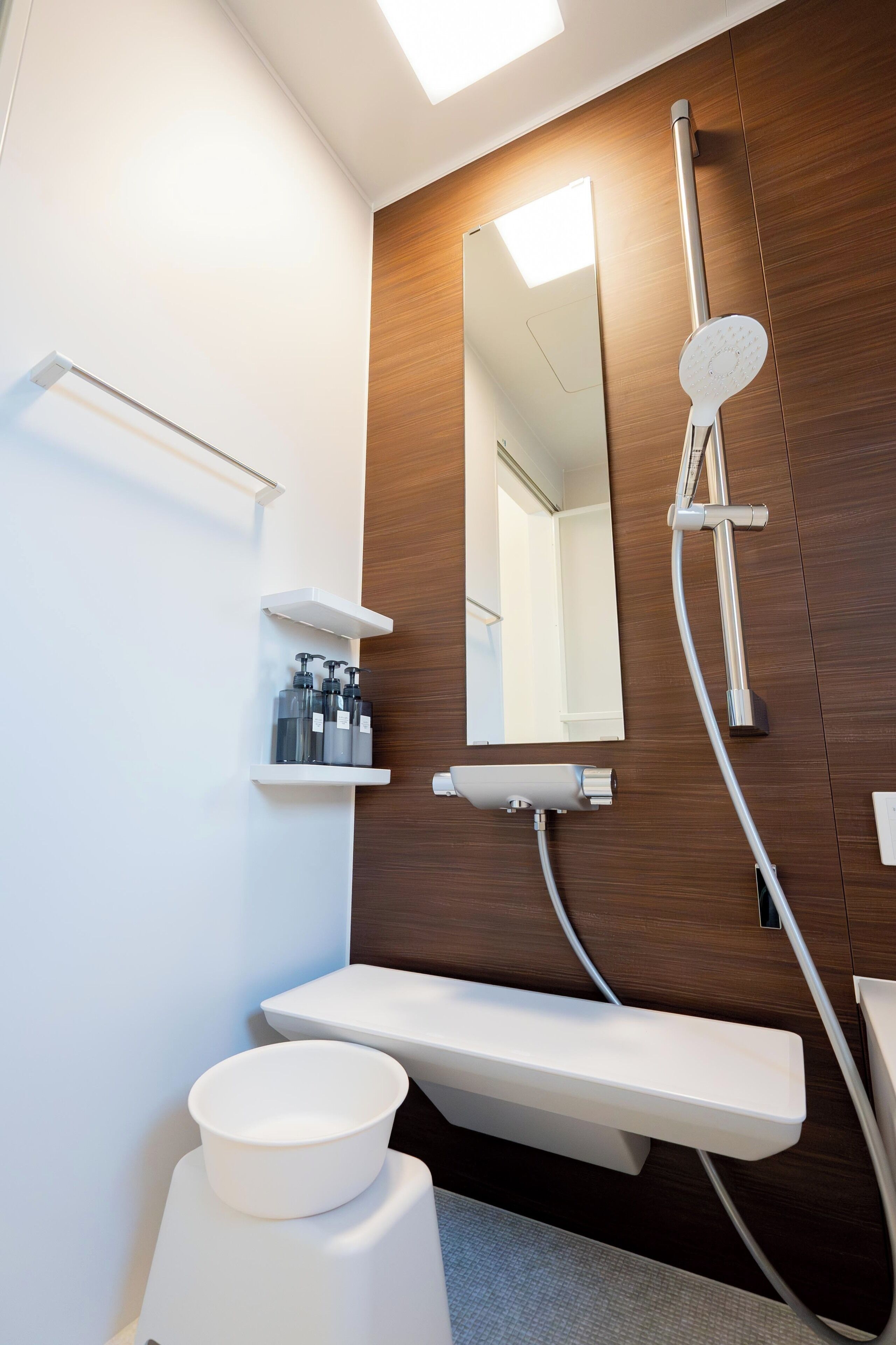 Amenidades de baño gratuitas, secadora de cabello, pantuflas 