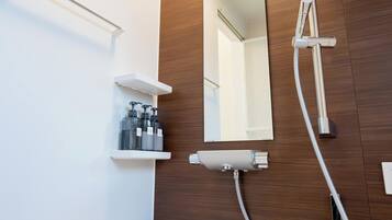 Amenidades de baño gratuitas, secadora de cabello, pantuflas