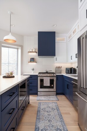Private kitchen - Modern Design 3 Bedroom Dandelion Apartment in Avondale (Chicago)