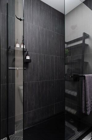 Dusche, Haartrockner, Handtücher, Seife