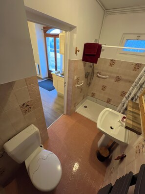 Een douche, een haardroger, handdoeken