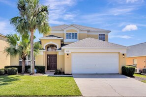 Exterior - Spacious 5-Bedroom, 4-Bath Pool & Spa Villa in Emerald Island Resort (Kissimmee)