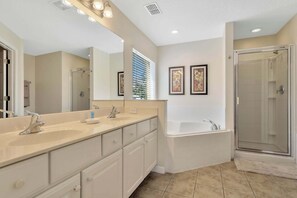 Shower, hair dryer, towels - Spacious 5-Bedroom, 4-Bath Pool & Spa Villa in Emerald Island Resort (Kissimmee)