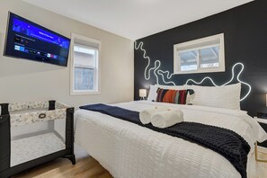 1 bedroom, iron/ironing board, Internet, bed sheets - Not Fancy. Just Right. Hot Tub Cottage Near It All (Colorado Springs)