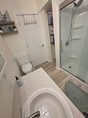 Regadera, toallas, jabón, shampoo