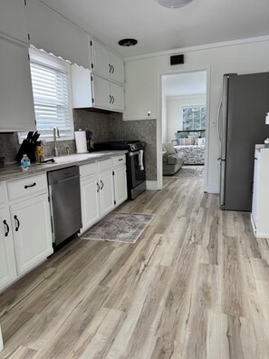 Køleskab, mikrobølgeovn, ovn, kogeplade