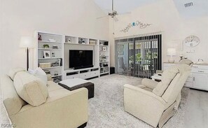 Smart TV, video games, DVD player, books - 3 Bed 3 Bath 5-Mins to Fort Myers Beach, Sanibel & Captiva! (Fort Myers)