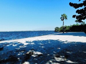 Sun-loungers, beach towels - 3 Bed 3 Bath 5-Mins to Fort Myers Beach, Sanibel & Captiva! (Fort Myers)