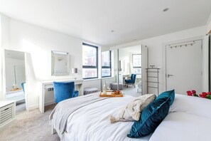 1 bedroom, iron/ironing board, WiFi, bed sheets - stylish apartment in central london (London)