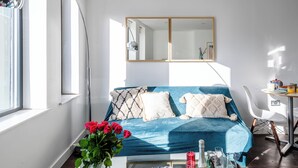Ein modernes Zimmer mit einem Bett, einem Schreibtisch und einem Fenster.
