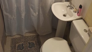 タオル、石鹸、トイレットペーパー