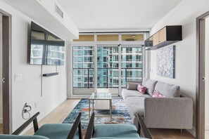 Smart TV - Luxury Condo with Iconic Downtown Toronto Views (Toronto)