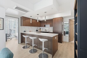 Fridge, microwave, oven, stovetop - Luxury Condo with Iconic Downtown Toronto Views (Toronto)