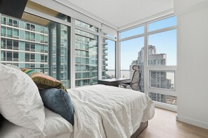 3 bedrooms, iron/ironing board, free WiFi, bed sheets - Luxury Condo with Iconic Downtown Toronto Views (Toronto)