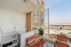 Property grounds - Modern Dubai Studio w/ Private Pool & Desert Oasis (Dubai)